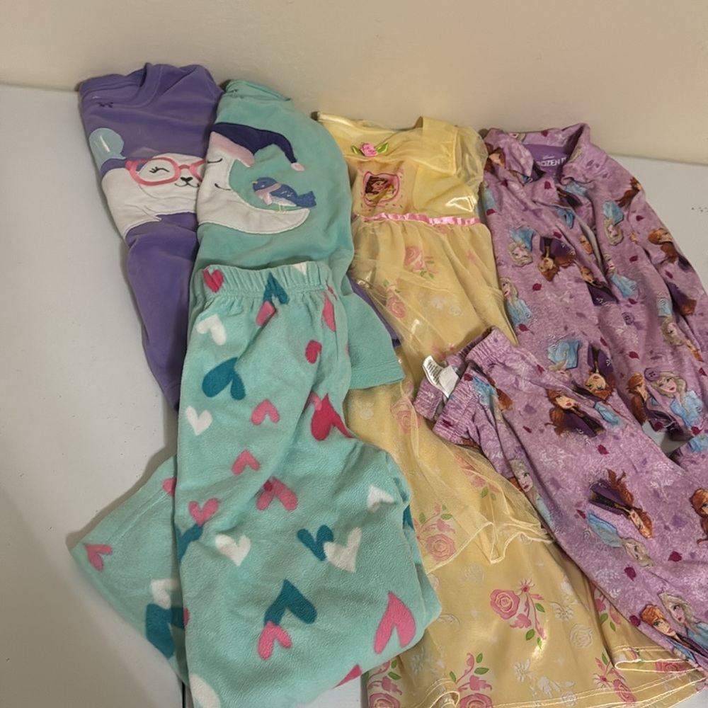 Bundle 2 Girl pijamas and 1 Bella nightgown size 5-6 - Picture 2 of 10